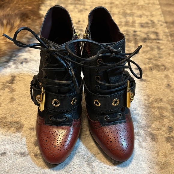 New! Burberry London laced booties - Picture 2 of 8